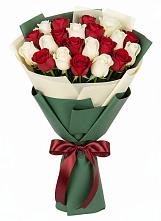 Букет Микс из красных и белых роз в Нерюнгри