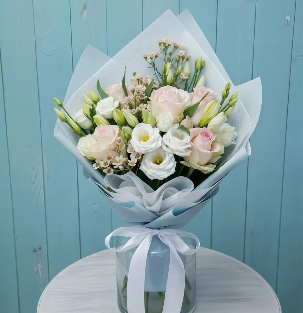 Букет цветов из: Розы и Лизиантусы в Нерюнгри