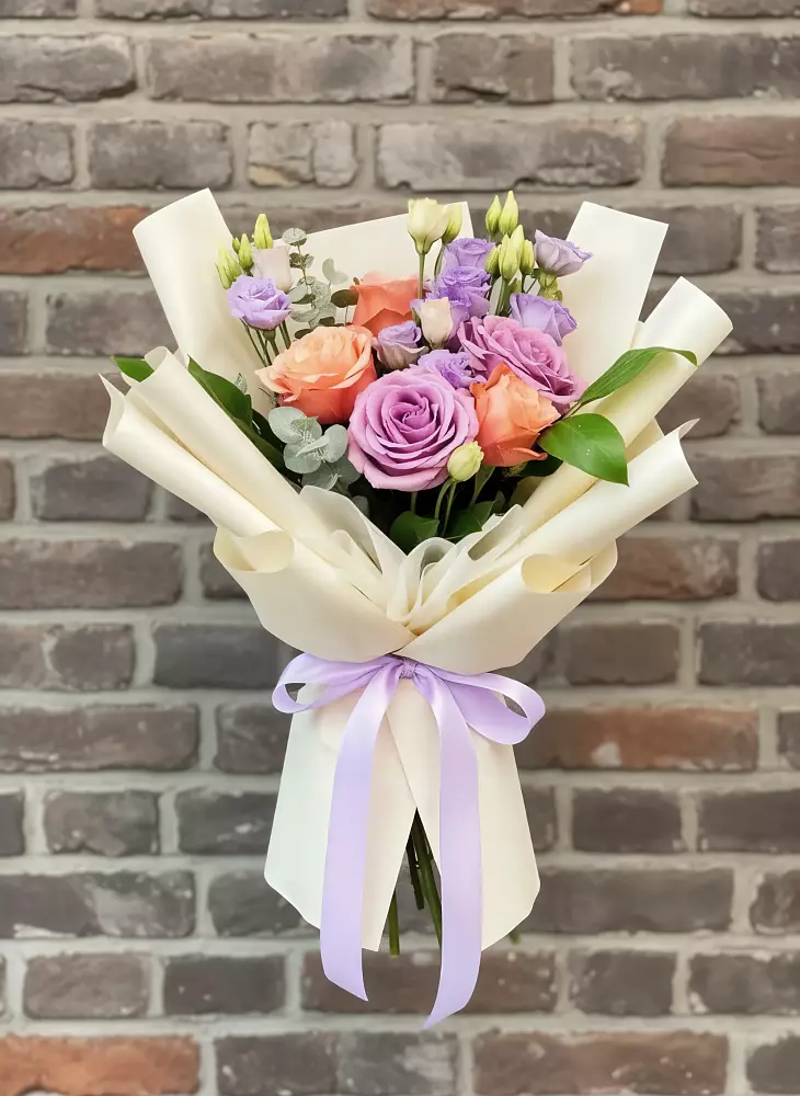 Букет цветов из: Лизиантусы и Розы в Нерюнгри