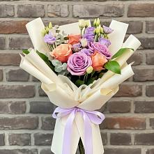 Букет цветов из:  Лизиантусы и Розы в Нерюнгри