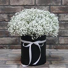 Цветочная композиция из Гипсофила в шляпной коробке в Нерюнгри