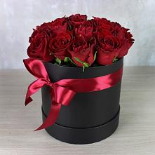 Цветочная композиция из Розы в шляпной коробке в Нерюнгри