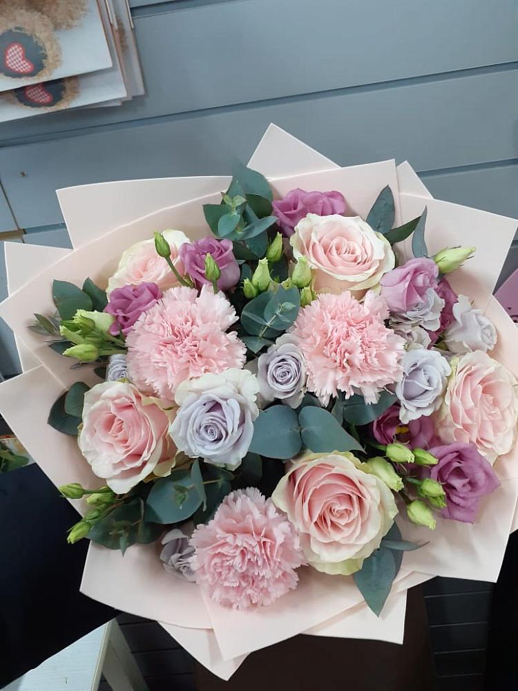 Букет цветов из: Розы, Гвоздики и Лизиантусы в Нерюнгри