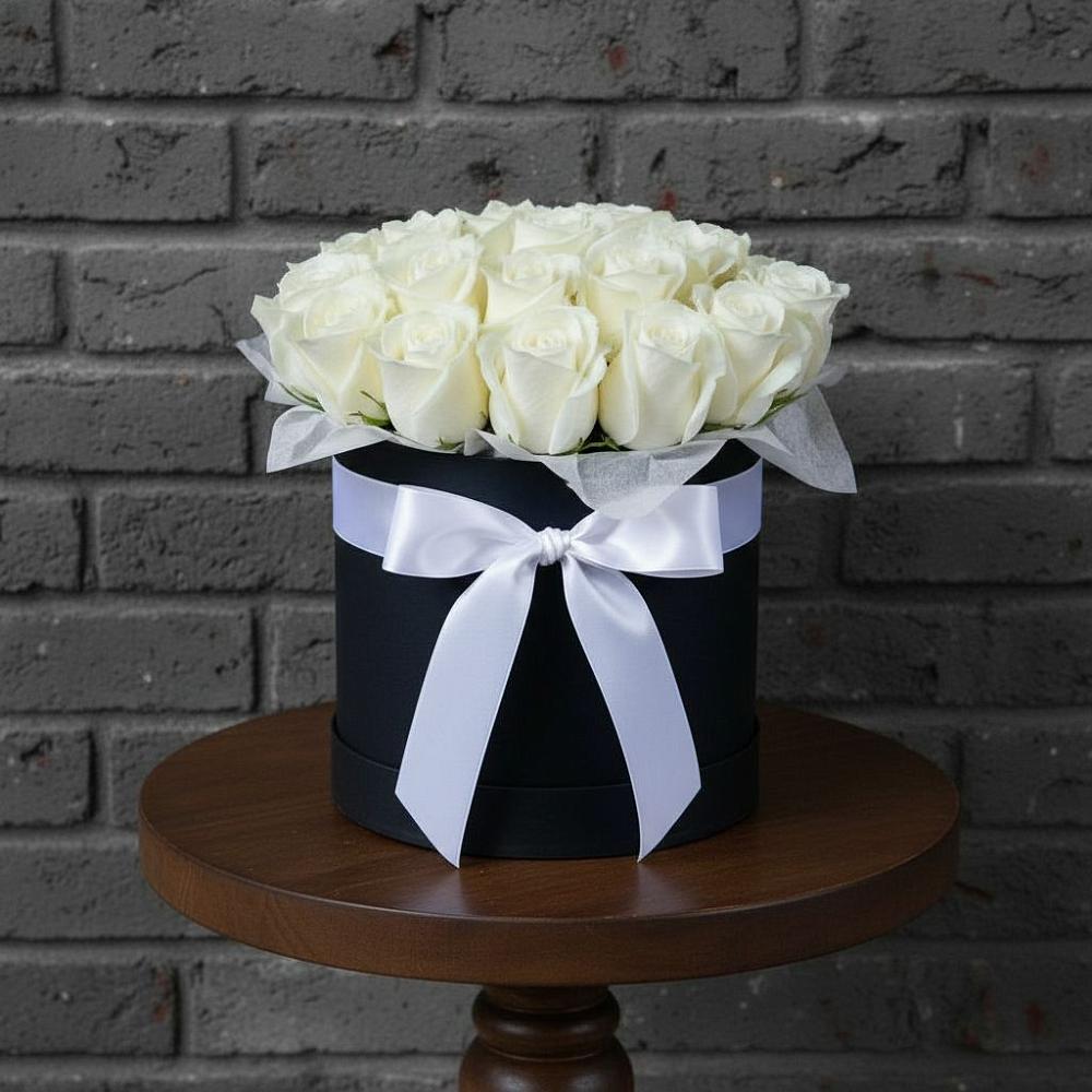 Цветочная композиция из Розы в шляпной коробке в Нерюнгри