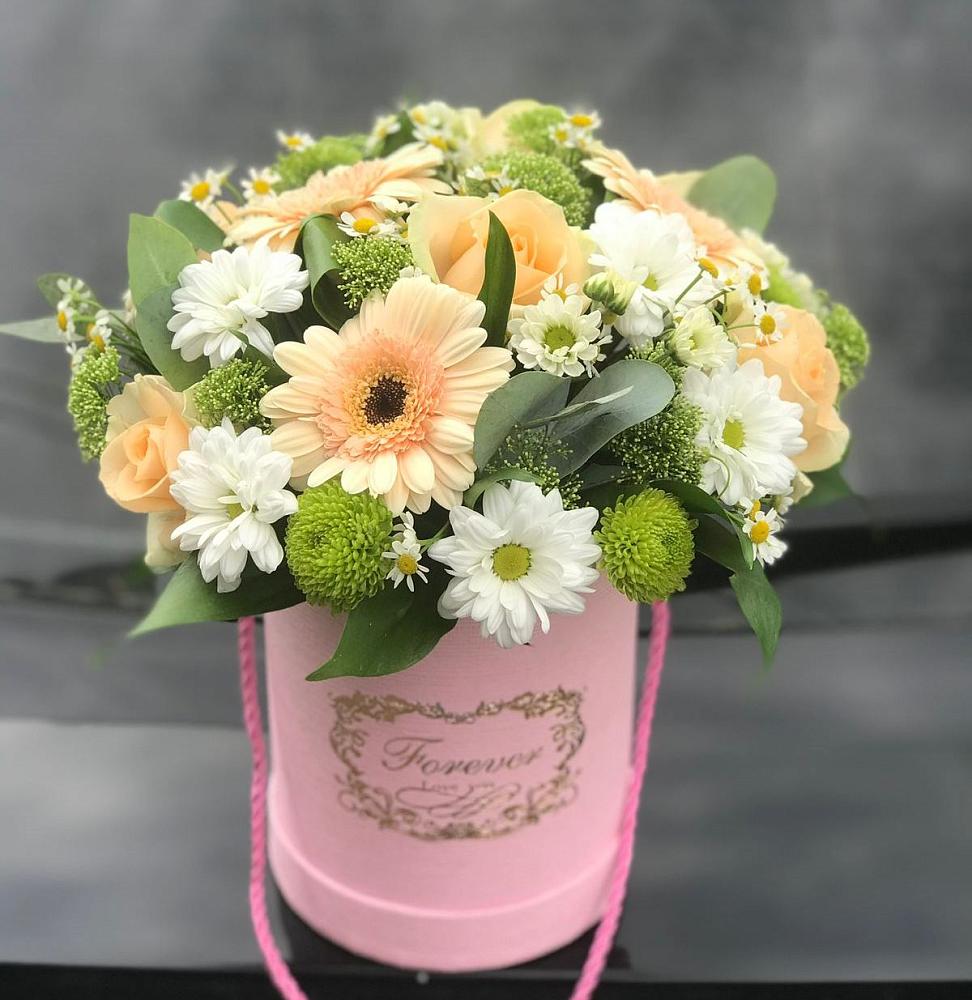 Цветочная композиция из Розы, Герберы и Хризантемы в шляпной коробке в Нерюнгри