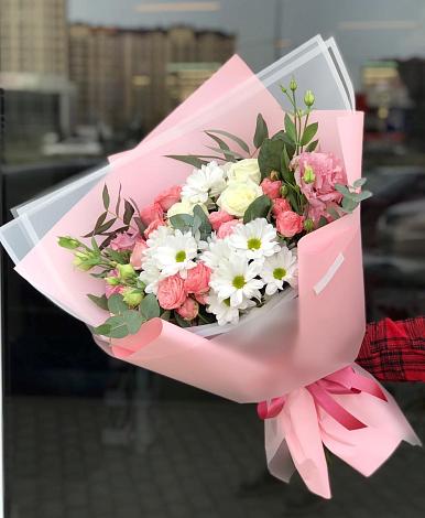 Букет цветов из: Розы, Лизиантусы и Хризантемы в Нерюнгри