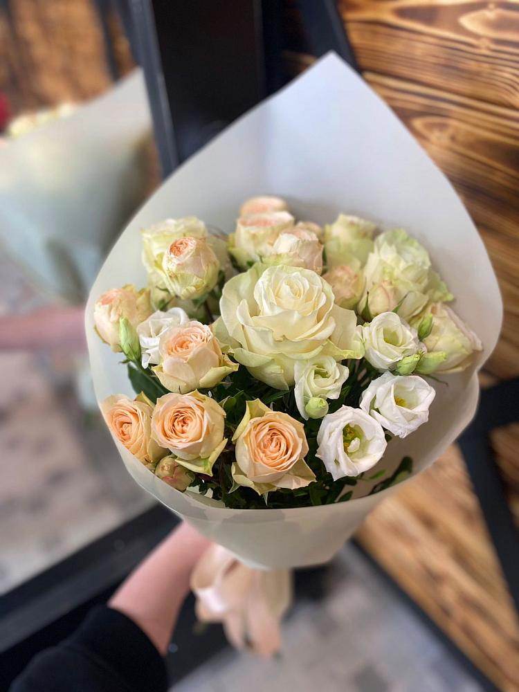 Букет цветов из: Розы и Лизиантусы в Нерюнгри