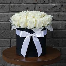 Цветочная композиция из Розы в шляпной коробке в Нерюнгри